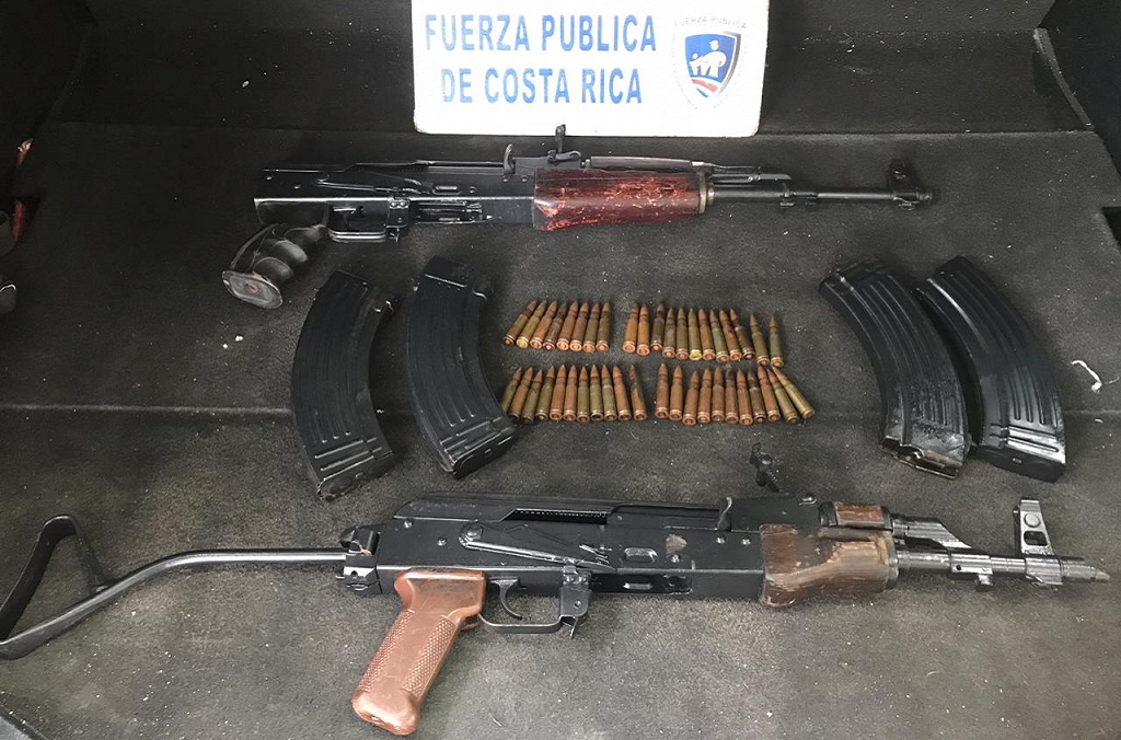 كشف التدقيق في مركبة في كوستاريكا عن رشاشي كلاشنكوف AK47 كان بلد من منطقة الشرق الأوسط قد سجل أحدَهما في قاعدة بيانات الإنتربول iARMS.